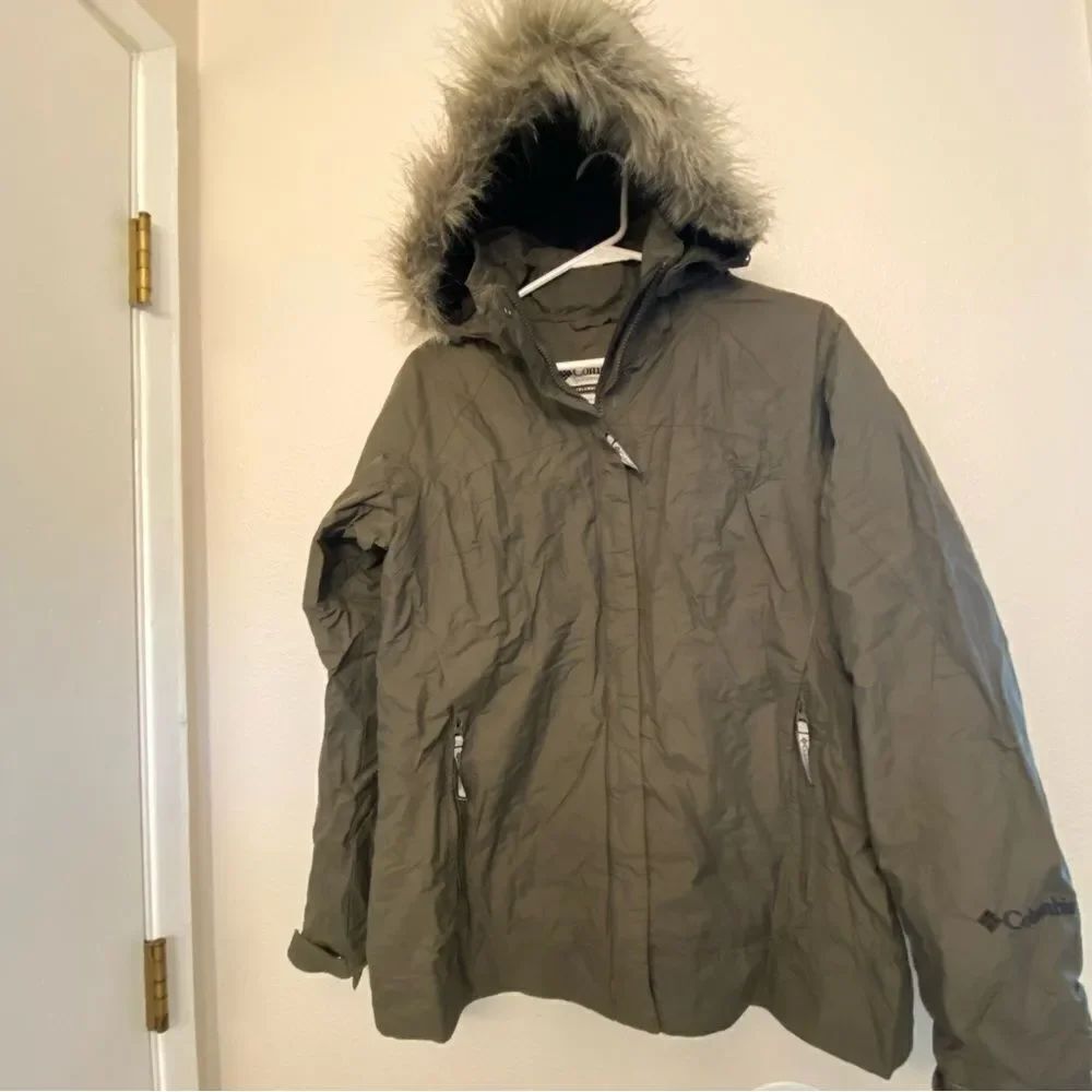 Columbia vintage waterproof nylon mid weight hooded fur jacket olive green L